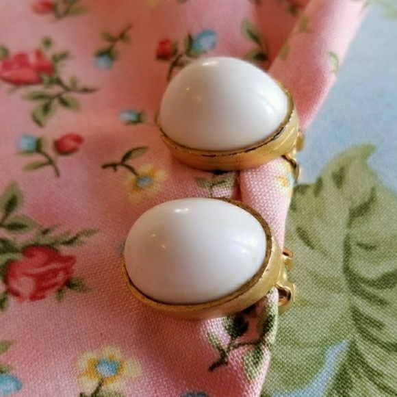 Relisted - vintage clip earrings white and gold tone - Picture 3 of 7